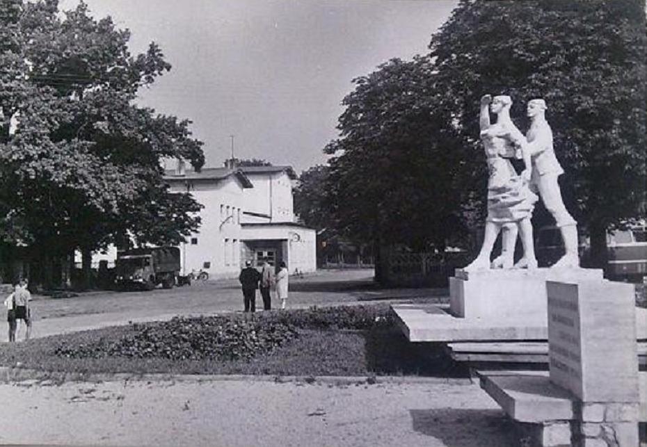 Pomnik Karolinki i Karlika 1970-73