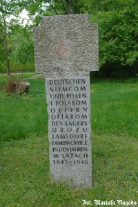 14_Łambinowice- Pomnik w kształcie śląskiego krzyża pokutnego poświęcony ofiarom obozu pracy w Łambinowicach. w l.1945-46