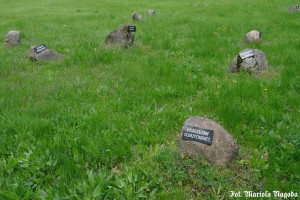 15_Łambinowice- głazy z tabliczkami miejscowości, z których pochodzili zmarli 3
