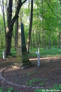 27_Łambinowice- pomnik Jeńców Brytyjskich na cm.jenieckim 1